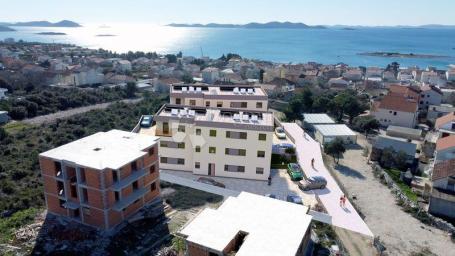 Novogradnja Pakoštane s pogledom na more