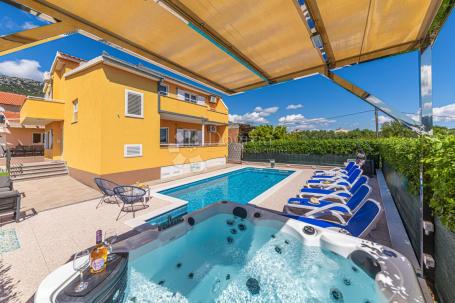  VILA S BAZENOM KAŠTEL LUKŠIĆ