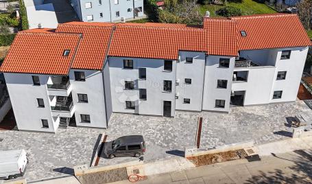 APARTMAN U NOVOGRADNI - PRIZEMLJE S OKUĆNICOM -  ČIŽIĆI 