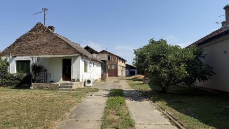  TOP PONUDA - KREČEDIN  HALA I DVE KUĆE NA 35,5 ARI