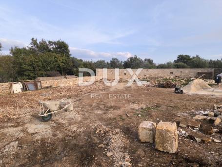 ISTRA, PEROJ - Vikend zemljište s ruševinom ograđeno suhozidom