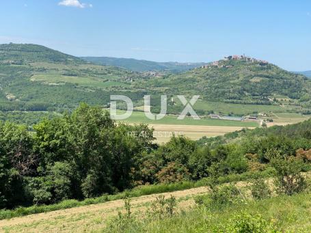 ISTRA, MOTOVUN - Pogled na najljepši Motovun! Građevinsko zemljište s dozvolom za rustikalnu vilu