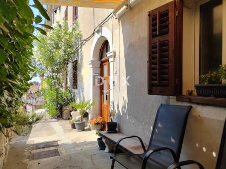 OPATIJA, VOLOSKO - elegantna nekretnina s dva stana na korak od mora, 87m2