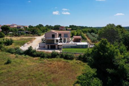 ISTRA, VIŠNJAN - Kuća s bazenom na rubu naselja