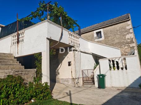 ZADAR, LJUBAC - OPPORTUNITY! Two-story house with a yard!