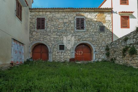 Poreč, okolica, kamena kuća sa dvorištem i garažom