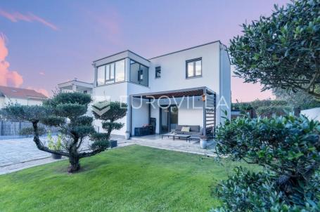 Istra, Poreč, moderno uređena kuća s okućnicom
