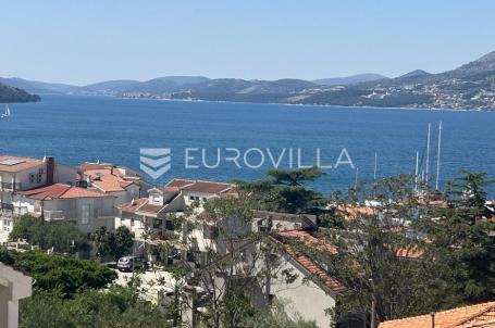 Trogir, Okrug, trosoban stan na prvom katu neto korisne površine 120 m2 