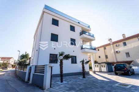 Vodice, Srima prekrasna kuća 50 metara od mora