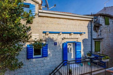 Kaštel Novi, dvoetažni dvosobni stan u centru, neto 71,7 m²