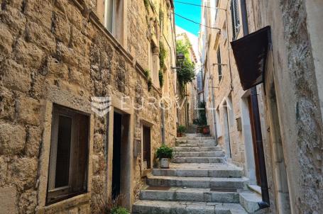 Otok Korčula, grad Korčula, kuća za adaptaciju u staroj jezgri