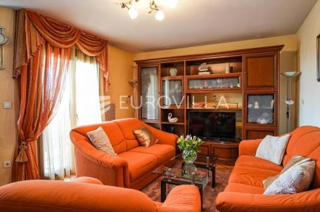 Istra, Rovinj, prekrasan obiteljski trosoban stan s dvije loggie, 78.40 m², namješteno