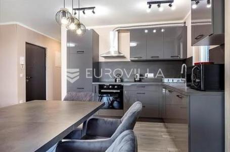 Istra, Poreč, moderni trosobni stan u novogradnji, prostrana terasa, jacuzzi, 2. kat, 80.27 m²