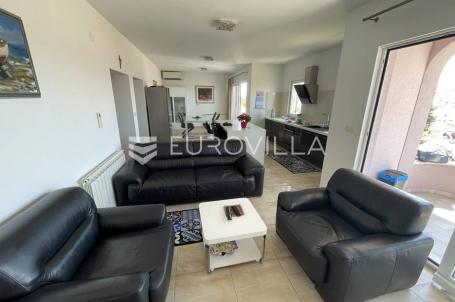 Otok Rab, Barbat, trosoban stan na 2. katu veličine 105 m²