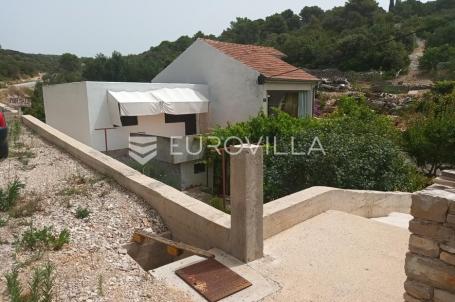 Maslinica, otok Šolta, dvojna kuća okružena zelenilom, položena na parceli površine 382 m²