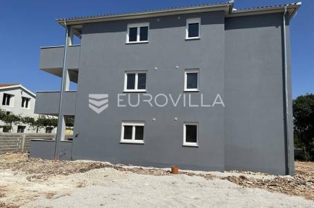 Šišan, trosoban stan neto korisne površine od 67 m² i velikim vrtom od 204 m²