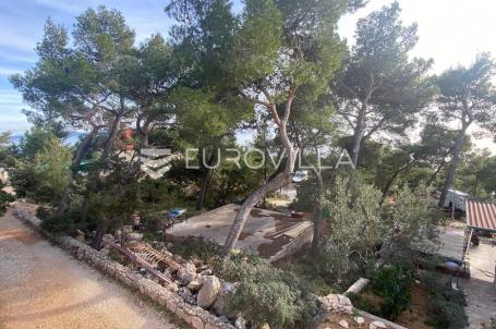 Hvar, Sv. Nedjelja, atraktivno građevno zemljište površine 455 m², udaljeno 75 m od mora. 