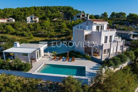 Zadar, Novigrad Moderna vila s panoramskim pogledom na Velebit i Novigradsko more