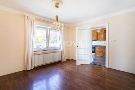 Zagreb, Šestinski vrh prekrasan šesterosoban dvoetažan stan 250m2 + 2 garaže 