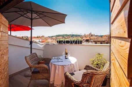 Istra, Rovinj, kuća u nizu, u centru grada sa pogledom na more