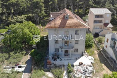 Zlarin, prostrana kuća s apartmanima u renovaciji, 1200 m²