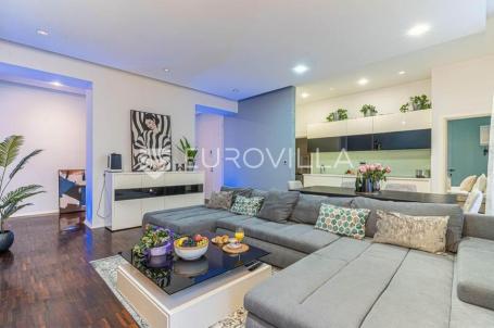 Rijeka, Centar, predivan trosoban stan 105 m² s pogledom na more