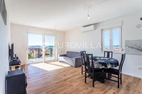 Trogir, useljiv dvosoban stan s pogledom na grad i more