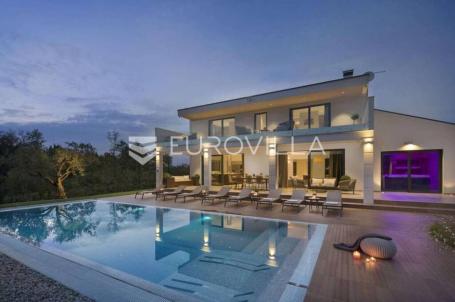 Višnjan, prekrasno raspoređena vila okružena zelenilom, neto korisna površina 242 m²