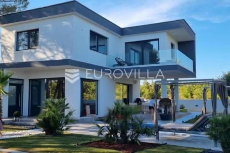 Istra, Svetvinčenat, moderna vila, neto korisne površine od 160 m² s bazenom okružena zelenilom