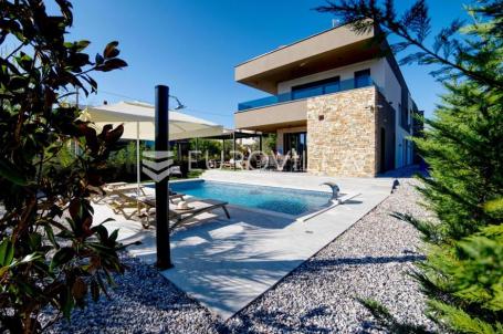 Istra, Marčana, moderna vila s bazenom i wellness oazom