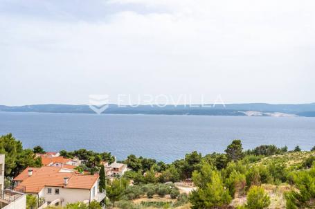 Omiška rivijera- Lokva Rogoznica, apartmanska kuća  s  8 stanova, udaljena 300 m od mora. 
