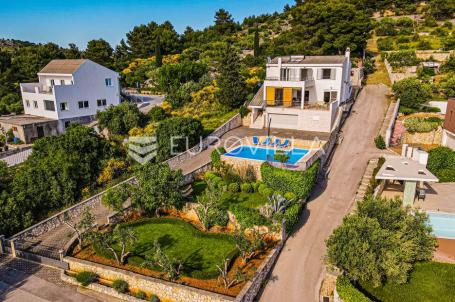 Šibenik, Žaborić, prekrasna kuća s bazenom i pogledom na more, 438 m²