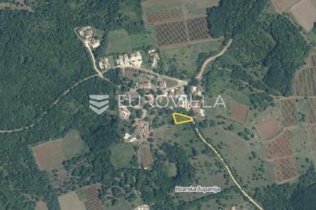 Istra, Višnjan (okolica) - građevinsko zemljište 744 m2 u mirnome mjestu