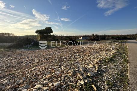 Istra, Ližnjan, veliko građevinsko zemljište 900 m2  za 2 obiteljske kuće ili dvije dvojne kuće 