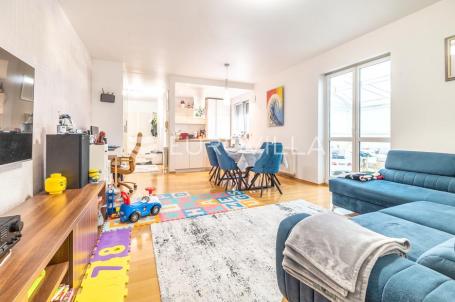 Zagreb, Medveščak, trosoban stan sa zimskim vrtom, terasom i garažom, 124 m²