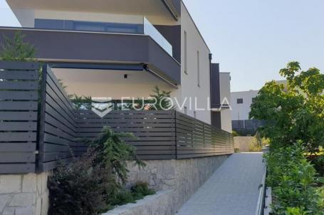 Otok Krk, Malinska, luksuzna kuća s bazenom NKP 180m2