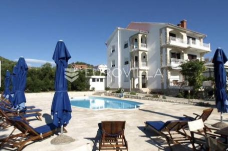Otok Rab, Barbat, villa sa pet apartmana 500 m² s bazenom