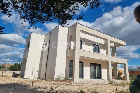 Vodice, moderna kuća s bazenom, 190,58 m²