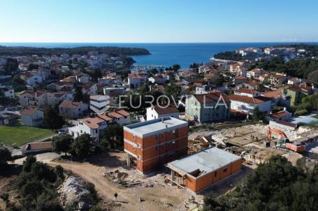 Pula, Pješčana Uvala, trosobni stan novogradnje u prizemlju s vrtom, 60 m², 450m od mora