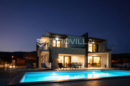 Šibenik, prekrasna villa s bazenom i košarkaškim igralištem