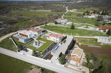 Istra, Svetvinčenat - građevinsko zemljište 688 m2, pravomoćna dozvola i infrastruktura -top lokacij