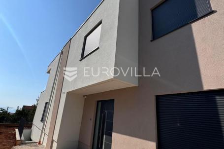Opatija, Pobri, dvoetažni stan s vrtom i pogledom na more, ukupne površine 162,29 m²