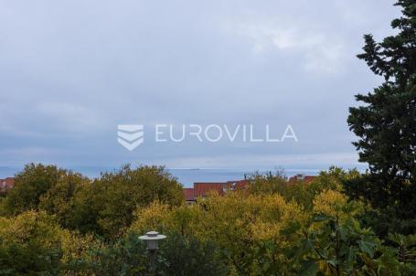 Rijeka, Kostrena, četverosoban stan 82 m² sa dva balkona i pogledom na more