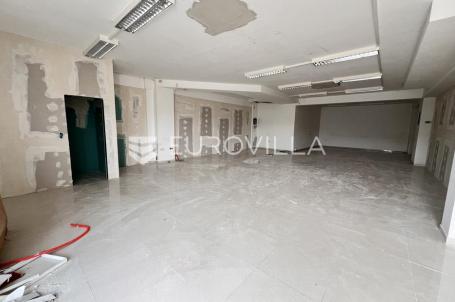 Pula, Monvidal, prizemni poslovni prostor s pet parkirnih mjesta 130 m²