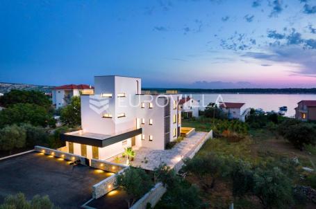 Otok Rab, Barbat, moderan trosoban stan 107 m², privatni vrt