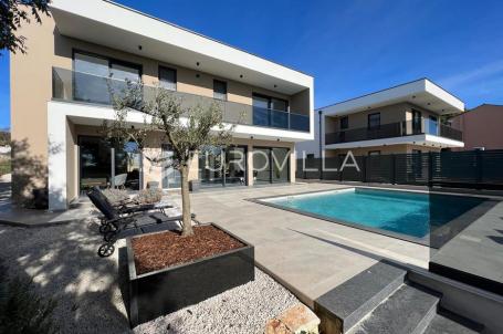 Istra, Smoljanci, moderna novoizgrađena vila  200m2 s bazenom i pogledom na more