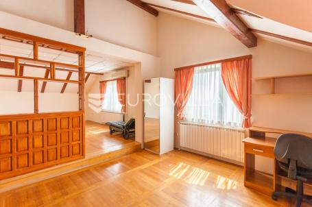 Zagreb Mikulići samostojeća kuća 300m2 na parceli 520m2