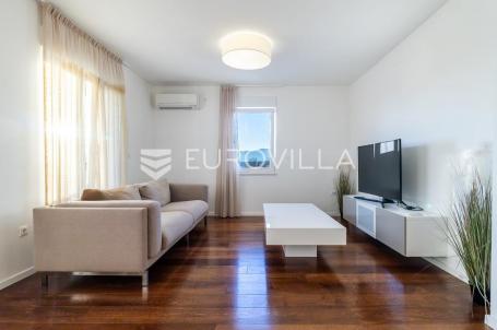 Rijeka, Marčelji, novouređen trosoban stan s pogledom na more i bazenom NKP 85 m2