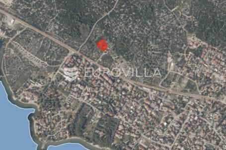 Pirovac, poljoprivredno zemljište 400 metara od mora