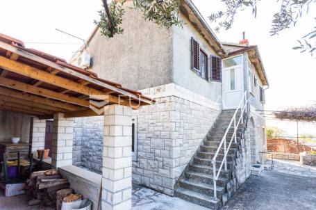 Brač, kuća s dvorištem na lijepoj lokaciji 